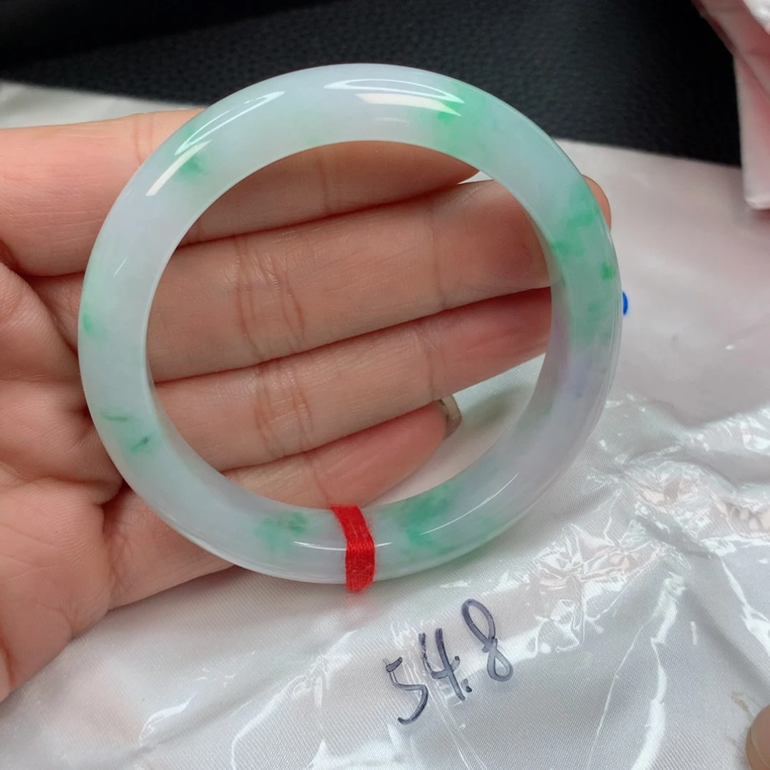 翡翠手镯未镶嵌…………..