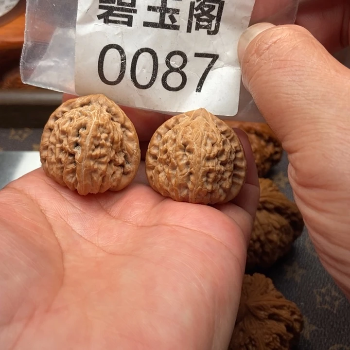 文玩核桃吊坠三角白全品34