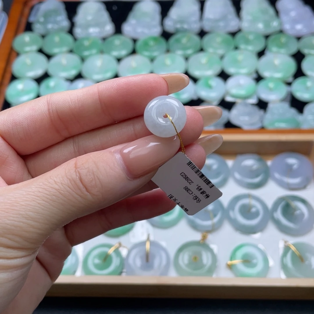 翡翠未镶嵌颈饰平安扣