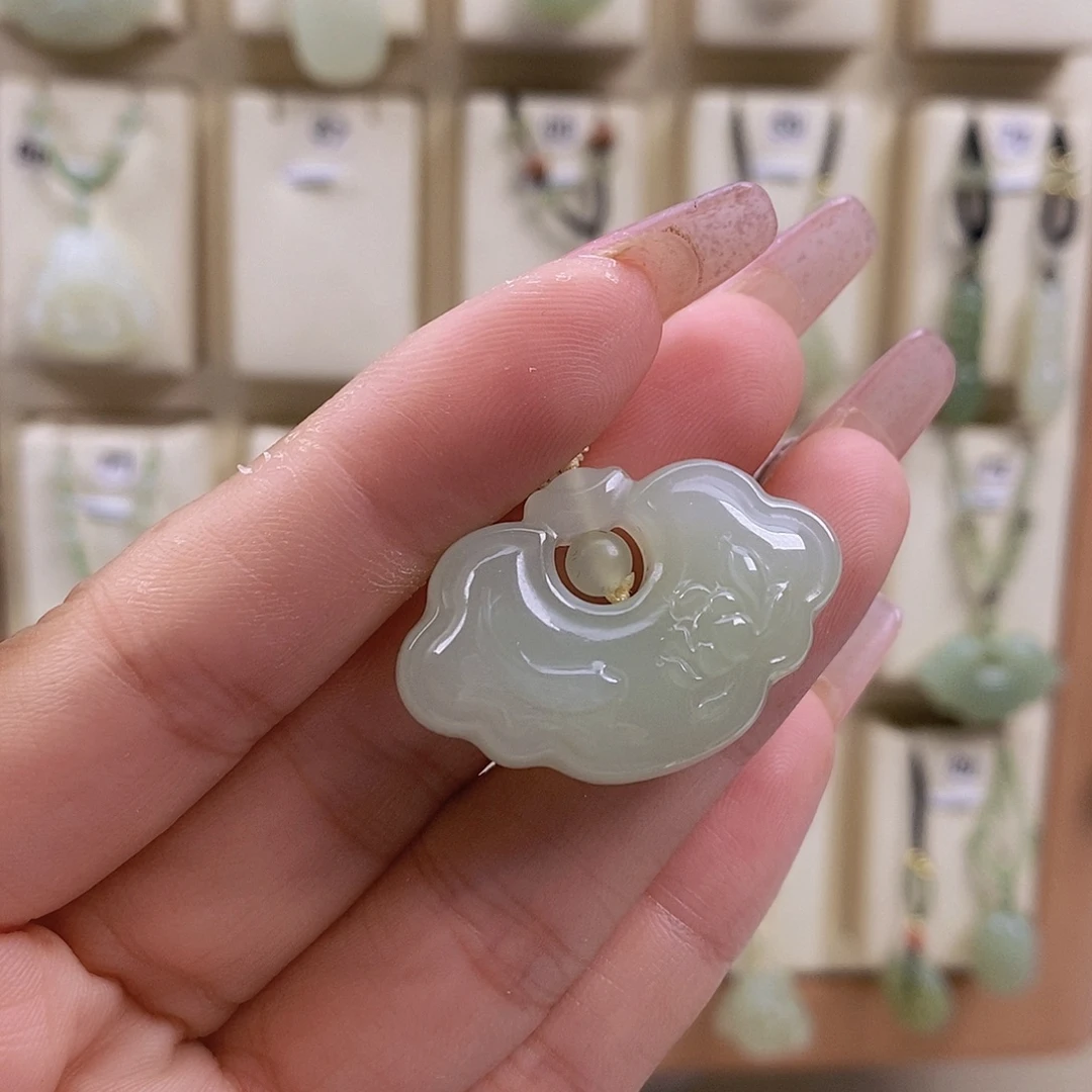 牛***颈饰未镶嵌和田玉