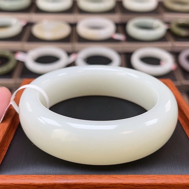 和田玉未镶嵌手镯（羊脂白油膏料）