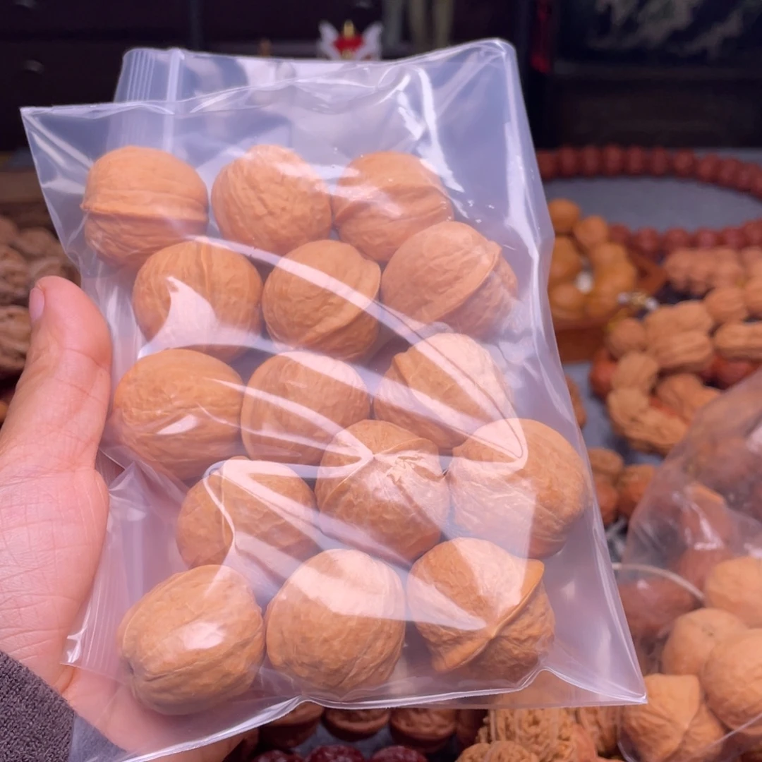 与***吻文玩核桃吊坠秋子