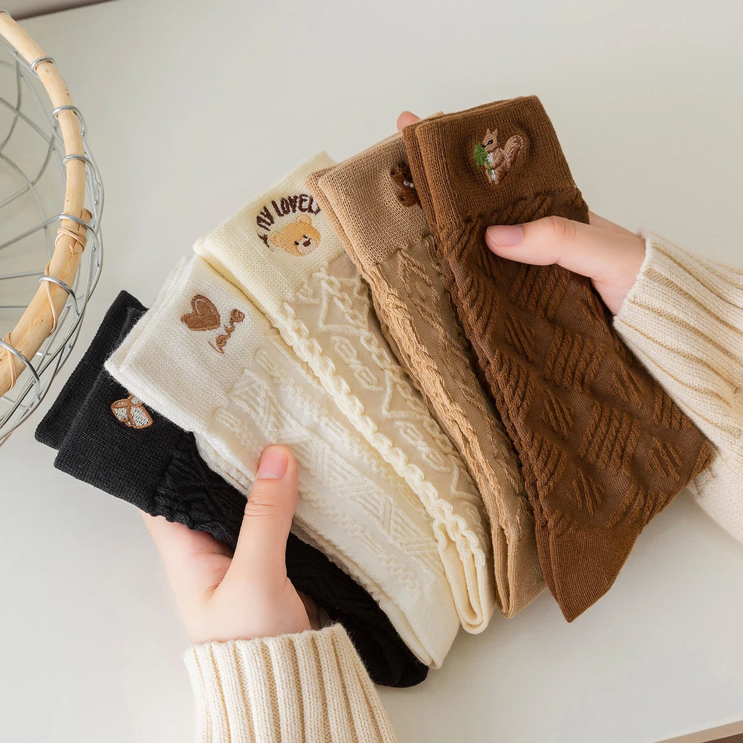 袜子女春秋款中筒吸汗休闲百搭黑色刺绣可爱舒适棉袜秋冬堆堆袜