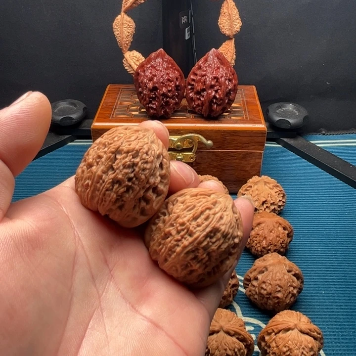 吊坠龙脊菩提全品36绣球一对。