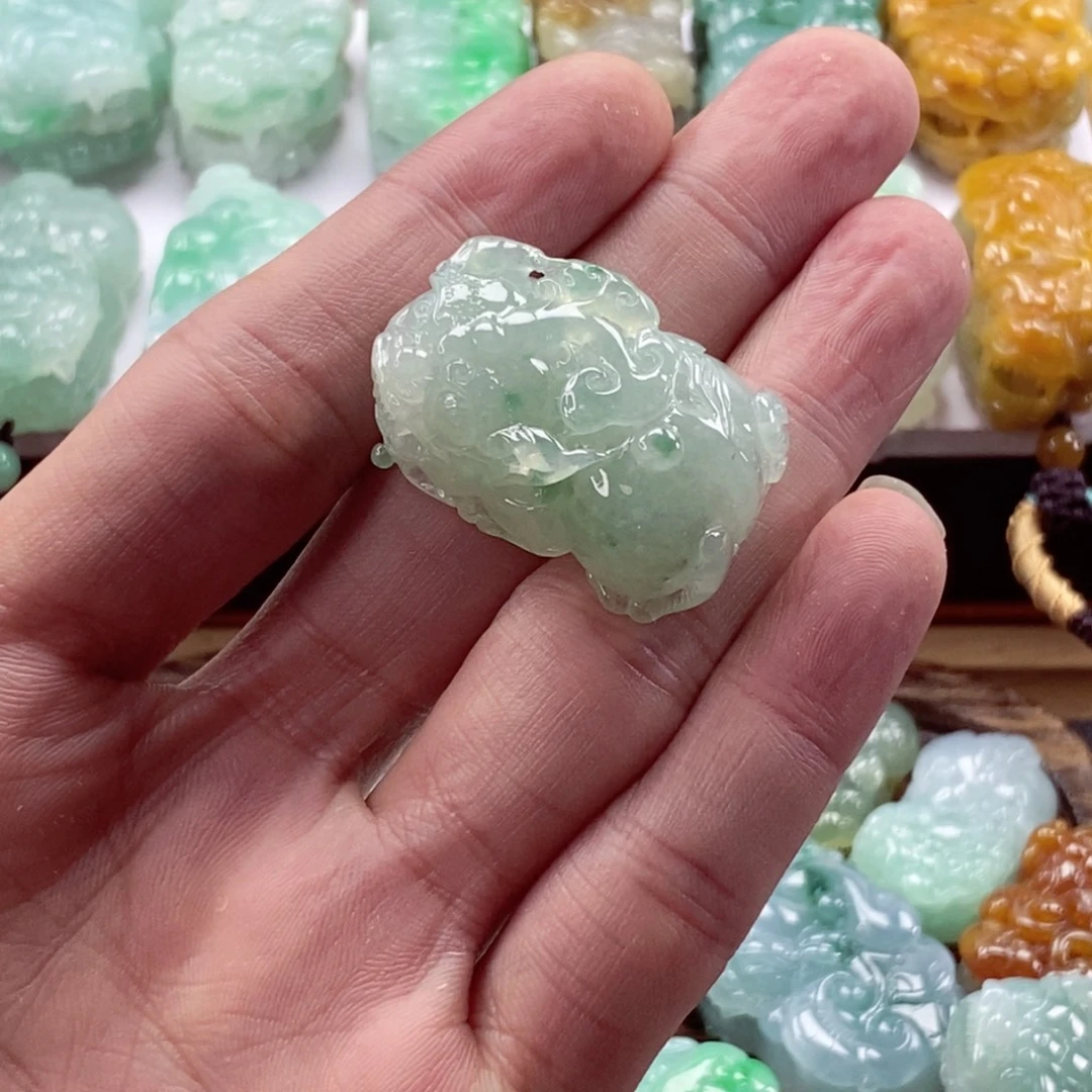 翡翠未镶嵌颈饰貔貅