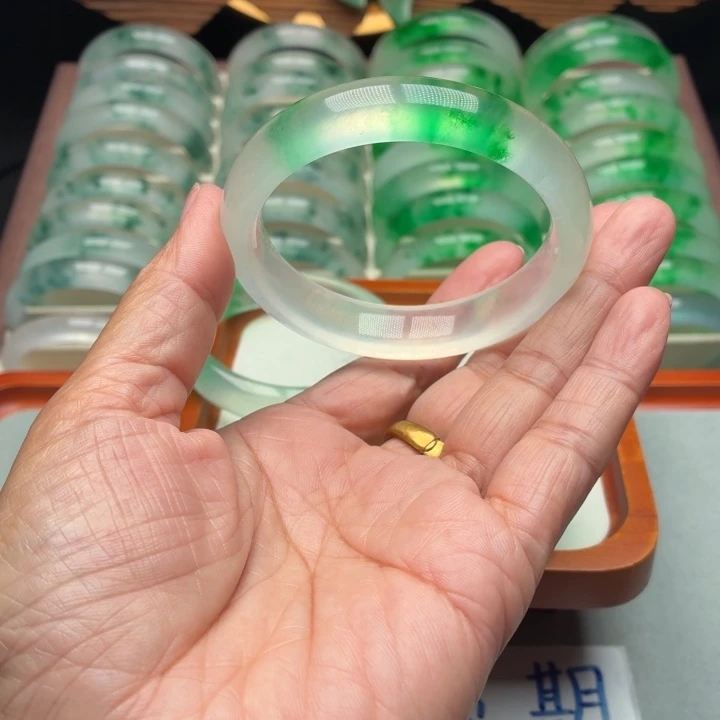 B***B石英质玉未镶嵌手镯