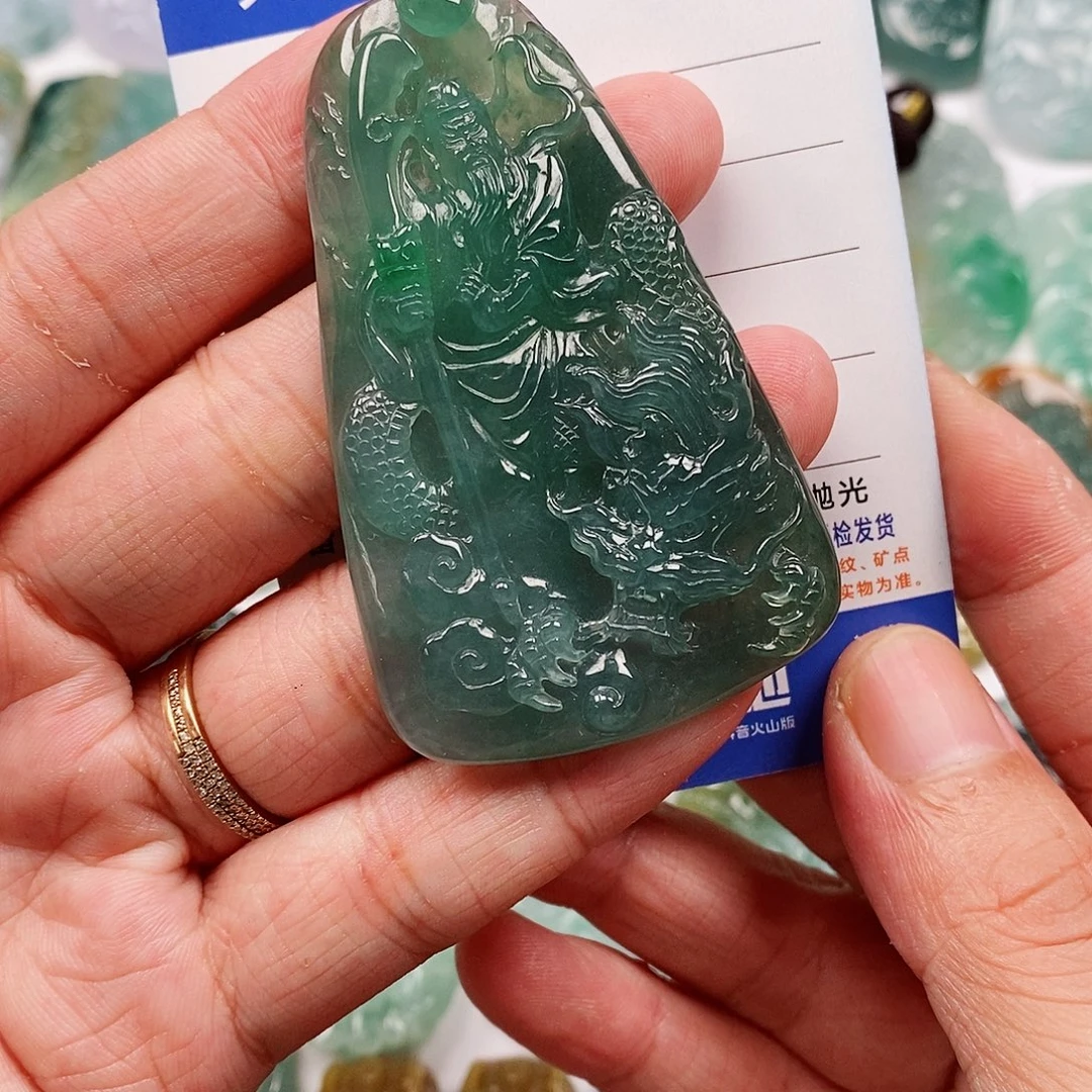 翡翠未镶嵌颈饰关公