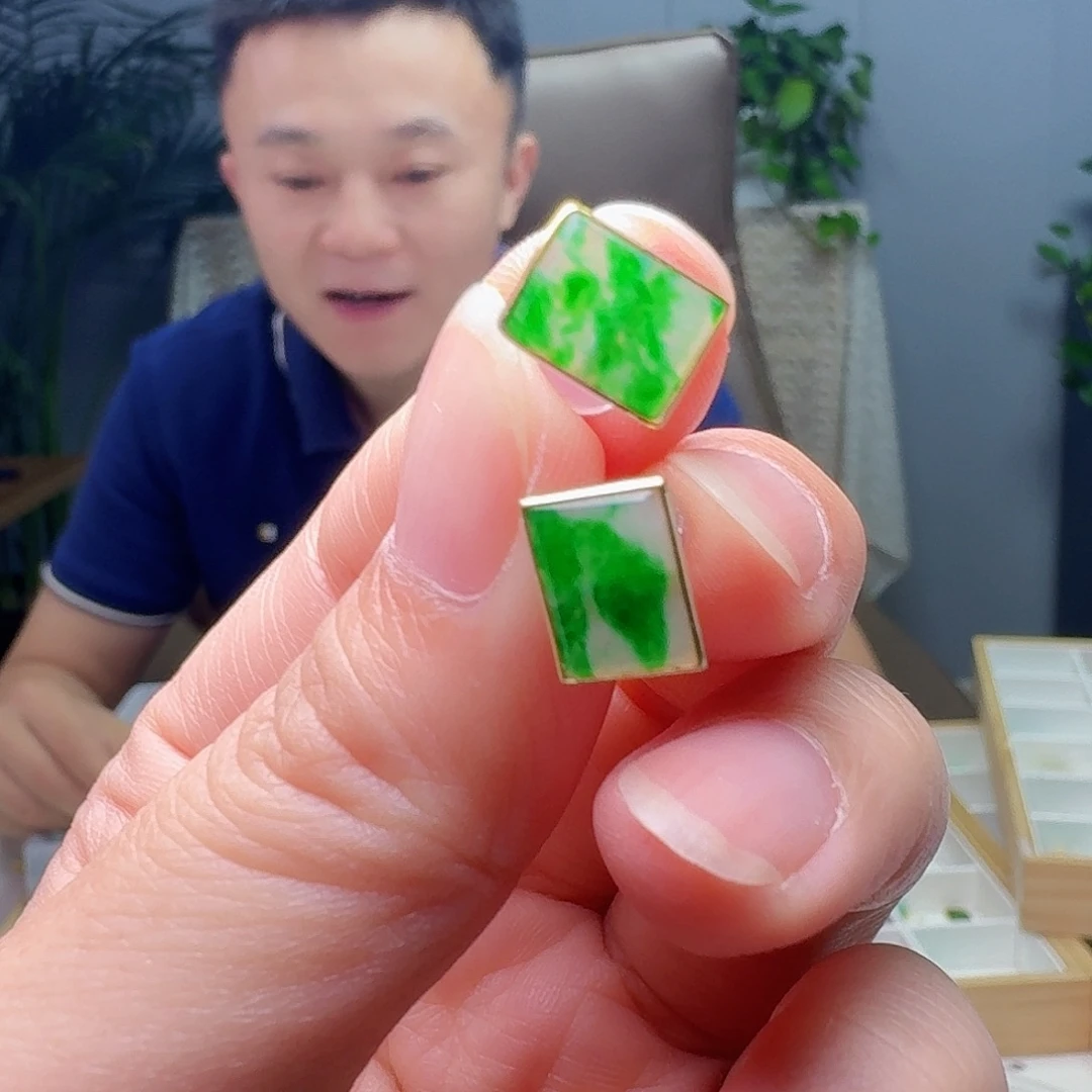 18K金镶嵌翡翠耳饰天然