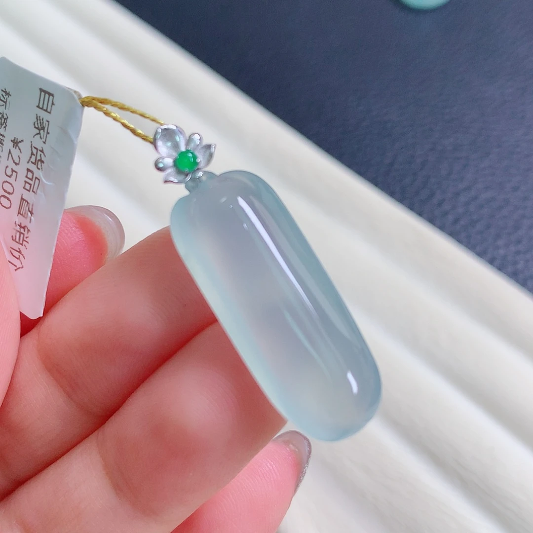 翡翠18K金镶嵌颈饰瓜