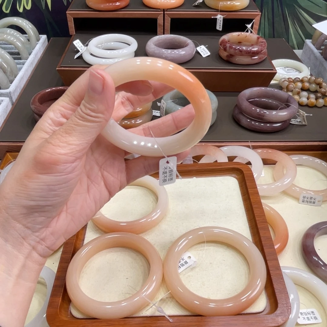 欧****石英岩玉未镶嵌手镯