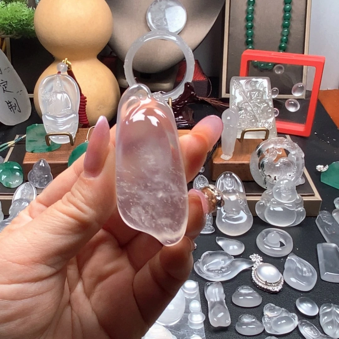 踏***人石英质玉未镶嵌颈饰