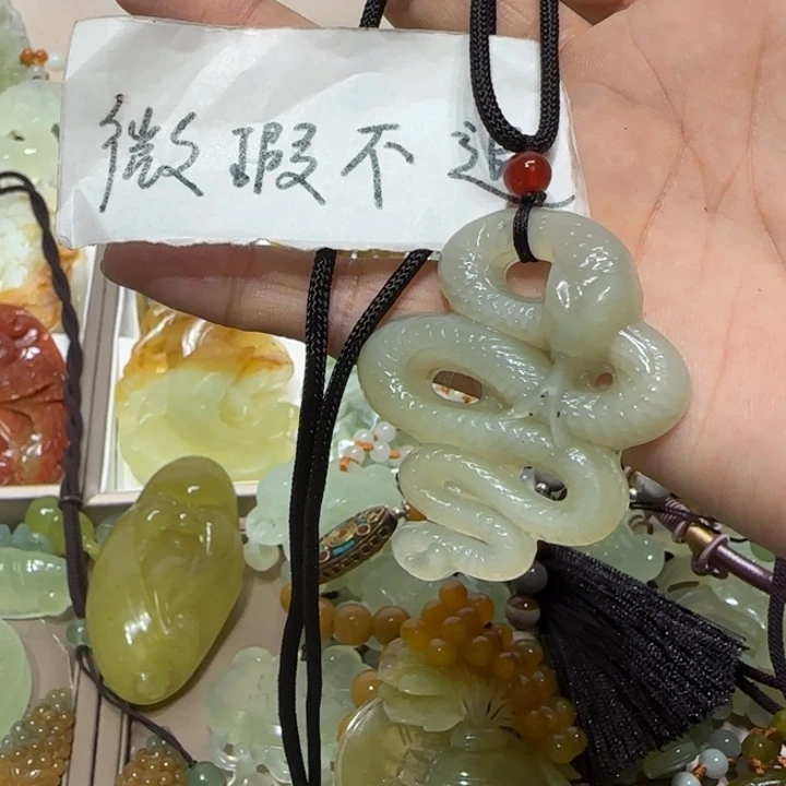 蛇纹石玉吊坠未镶嵌