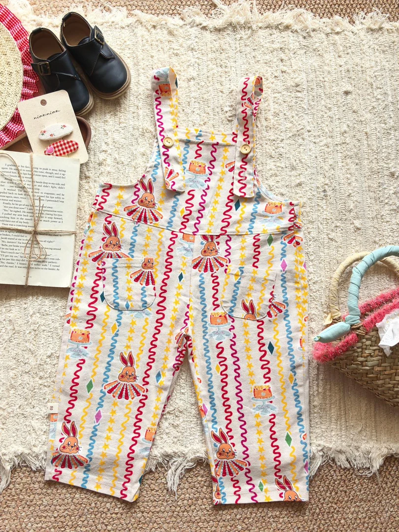 背带裤小童婴童满印连体春夏可爱纯棉背带裤可爱多巴胺