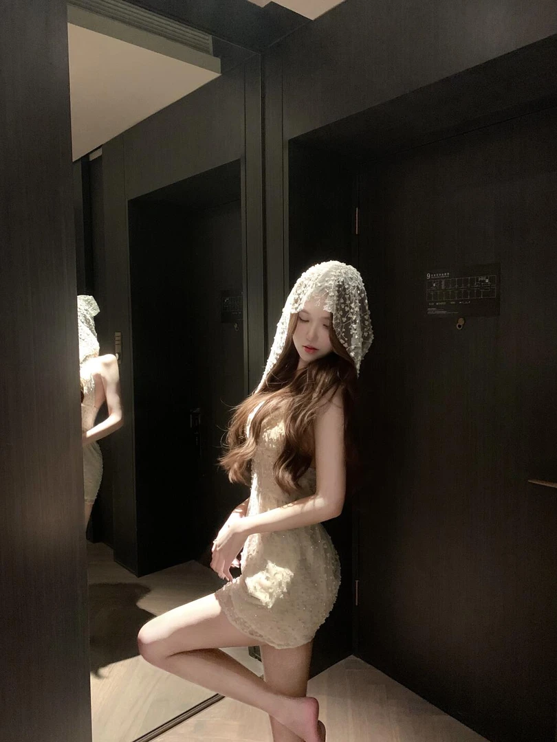 纯欲风辣妹性感气质名媛连帽蕾丝闪钻露背连衣裙复古收腰显瘦短裙
