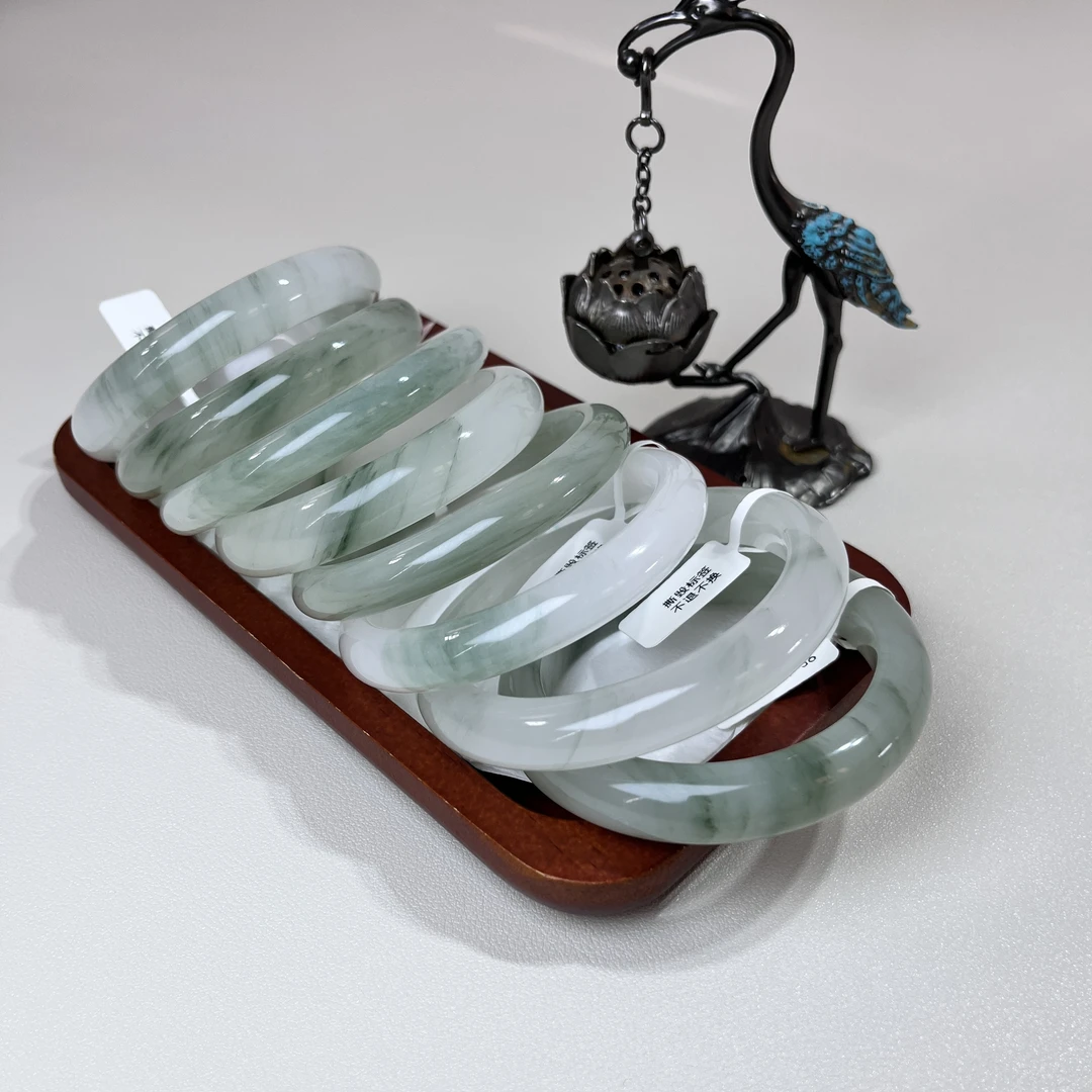 天山翠石英质玉正圈手镯（多样性发货，拍一发一）