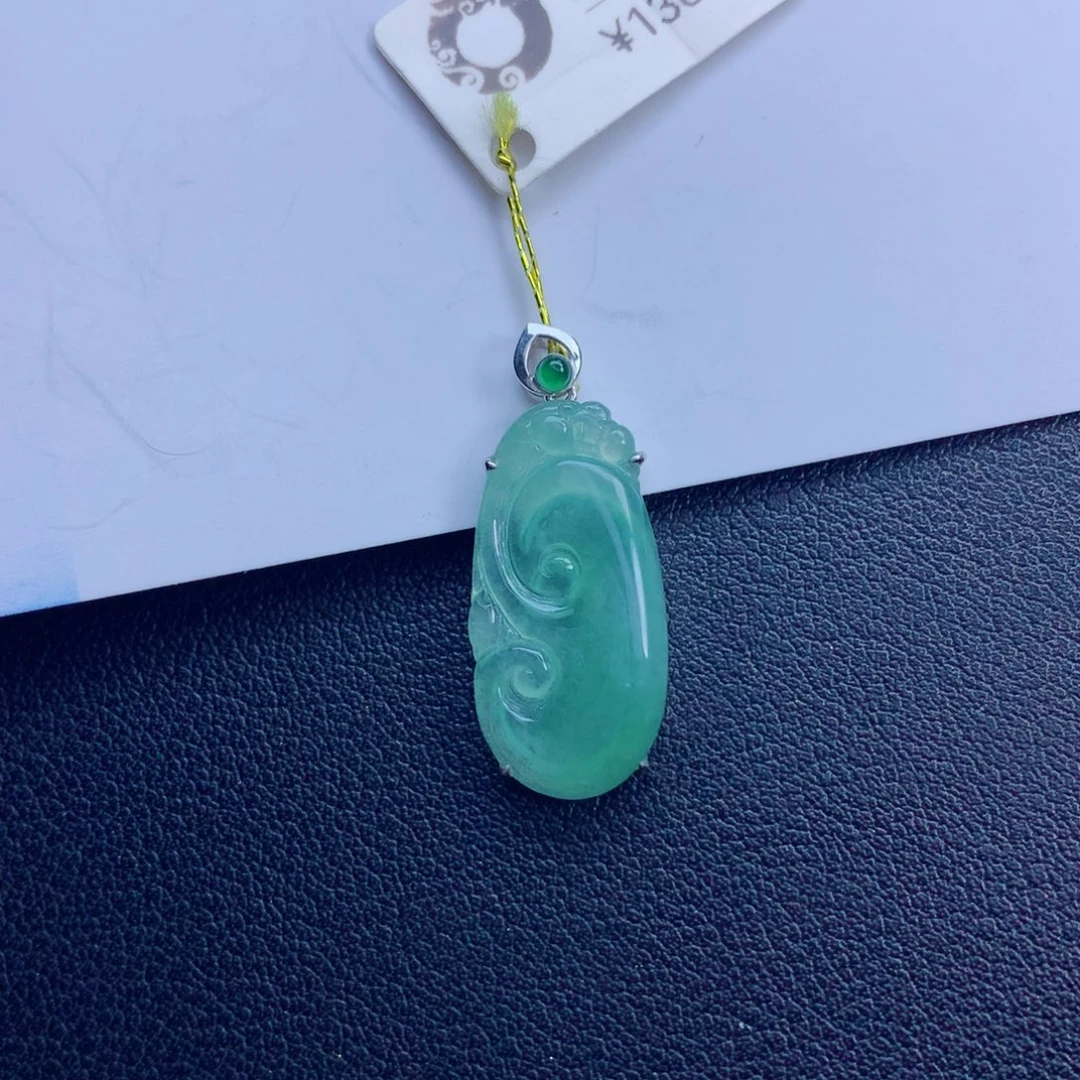 翡翠未镶嵌颈饰如意
