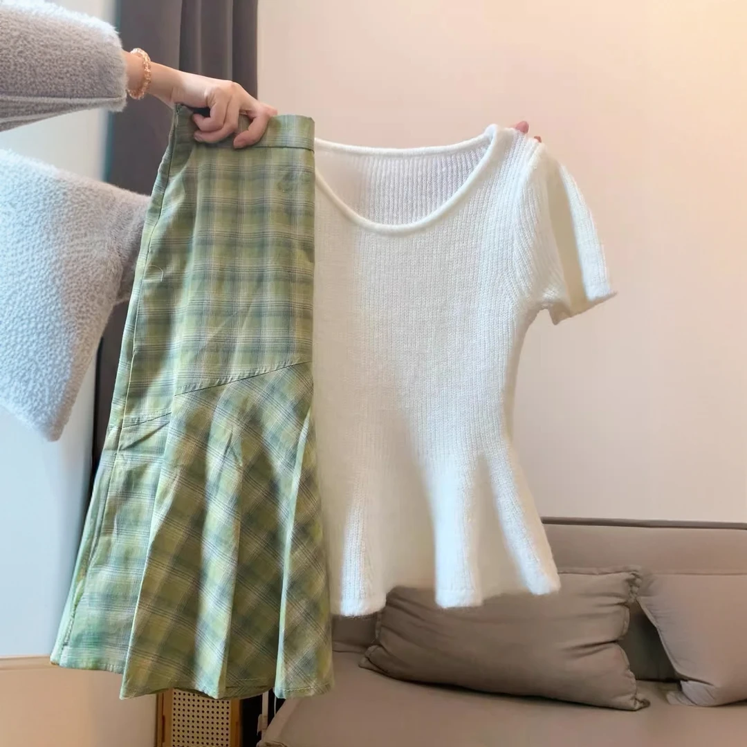 开春韩系穿搭一整套独特漂亮套装女短袖上衣格纹半身裙超火两件套