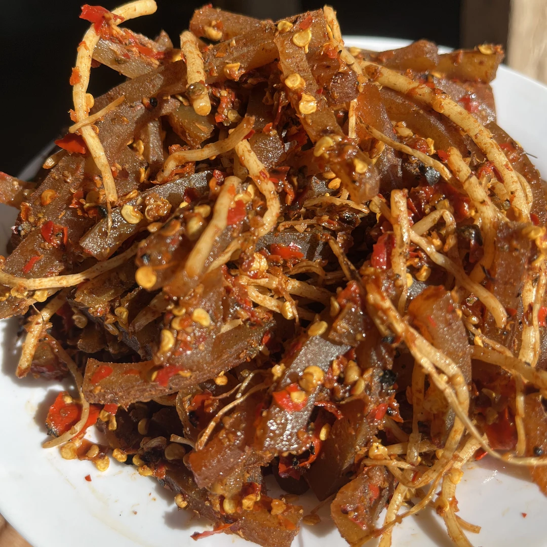 云南西双版纳傣族秘制麻辣风味火烧辣子牛皮即食下饭菜