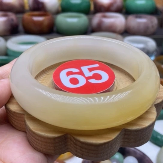 未镶嵌手镯石英质玉