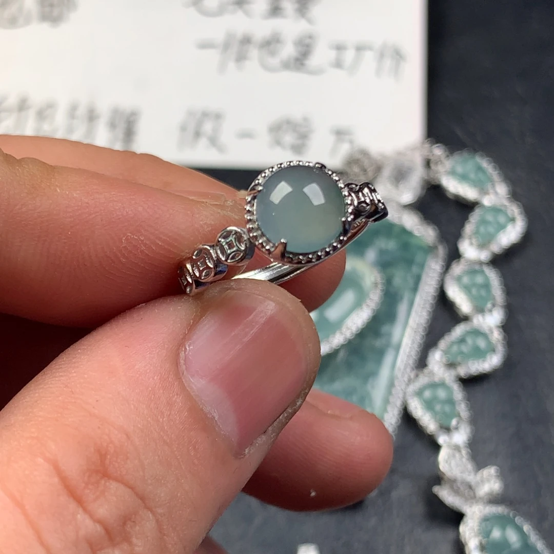 颈饰未镶嵌翡翠戒指
