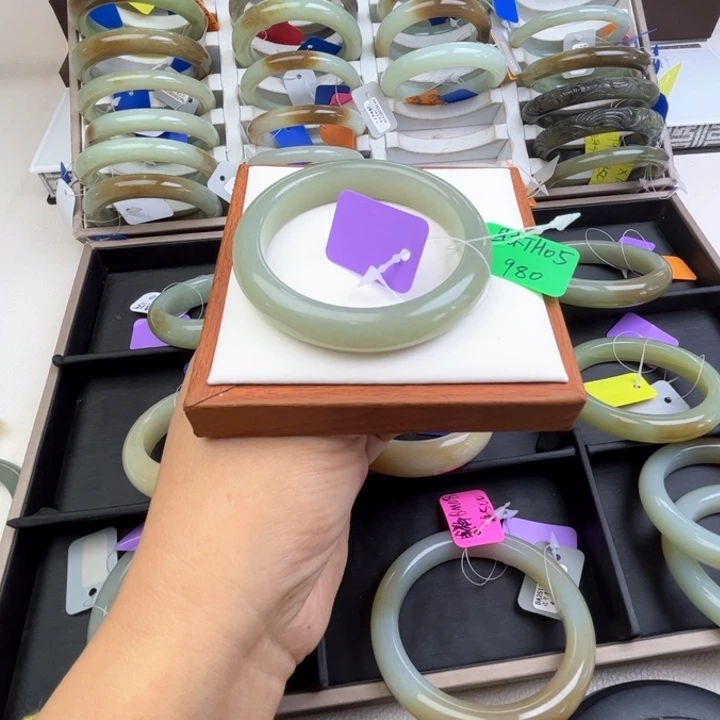 未镶嵌手镯和田玉七月