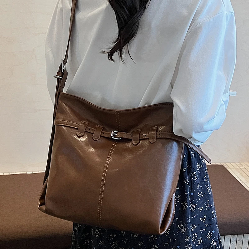 时尚褶皱水桶包女韩版时髦潮感单肩包2025夏季新款洋气小众女包包