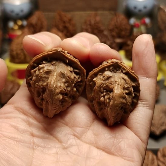 我***班文玩核桃吊坠异形鹰嘴佛肚