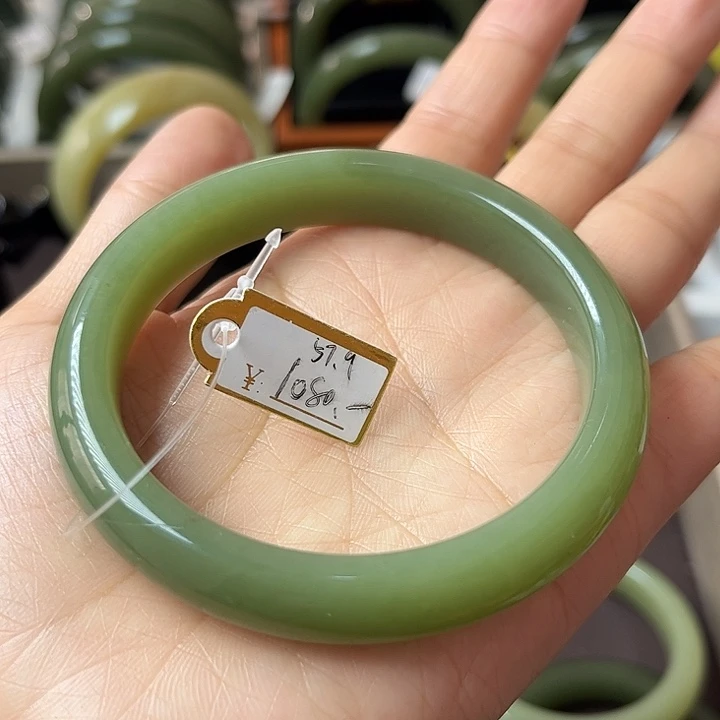 和田玉未镶嵌手镯