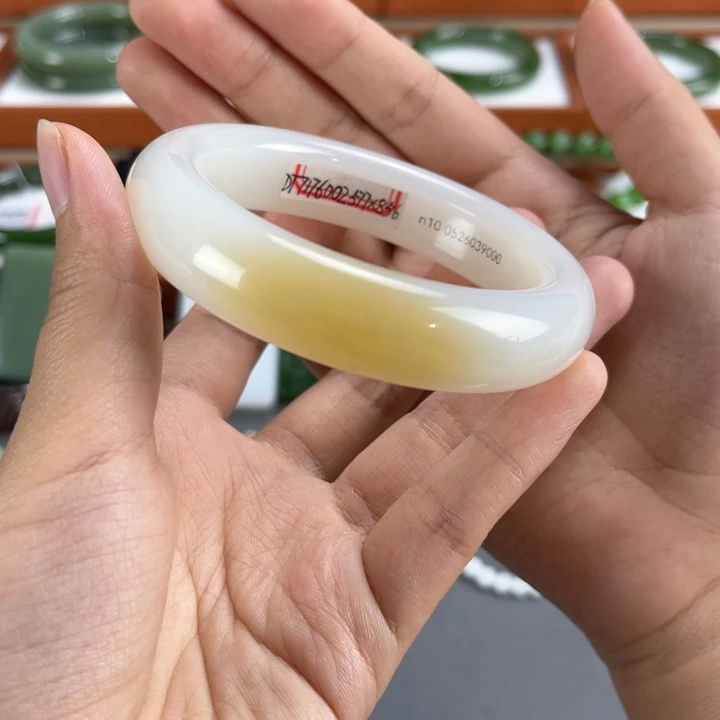 和田玉手镯未镶嵌阿***肤