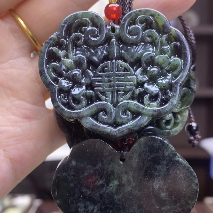 嫣***然蛇纹石玉未镶嵌颈饰