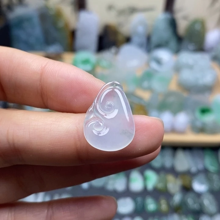 翡翠未镶嵌颈饰如意