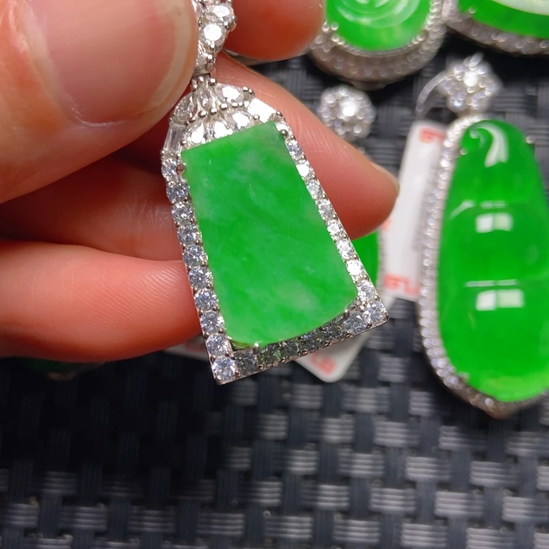 翡翠银S925镶嵌颈饰无事吊坠