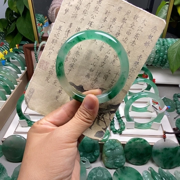 未镶嵌手镯石英质玉