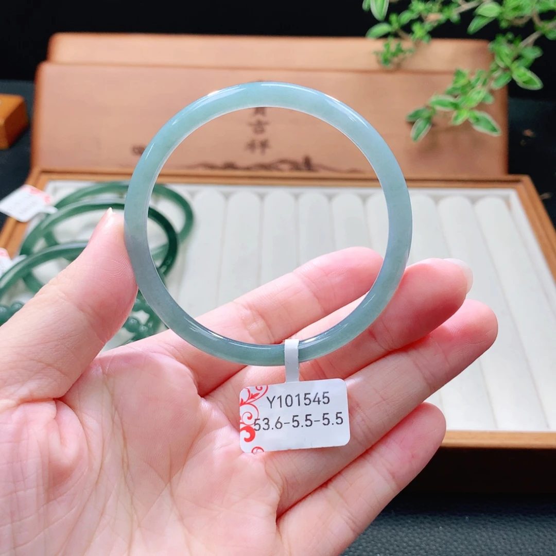 翡翠未镶嵌手镯（圆镯）