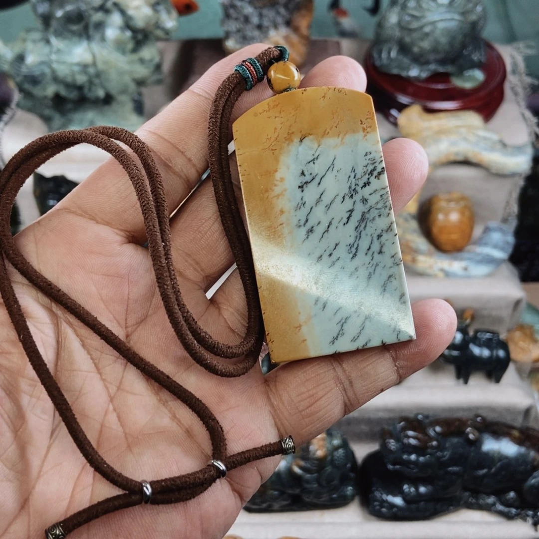 和田玉挂件未镶嵌谁**心