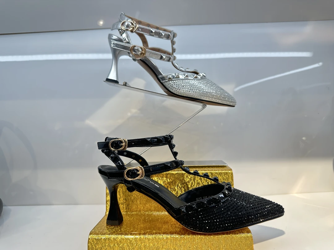 凉鞋带钻女铆钉凉鞋细跟一字带百搭尖头夏季高跟女鞋