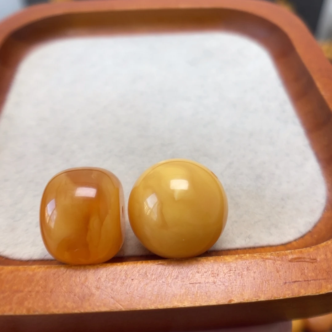 桐***串蜜蜡未镶嵌裸石配饰穿一起