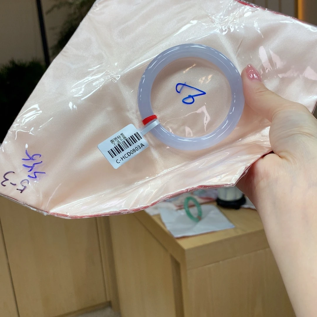 翡翠手镯未镶嵌不退不换