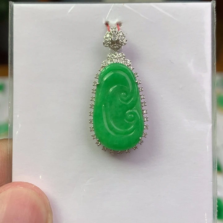 翡翠18K金镶嵌颈饰翡翠