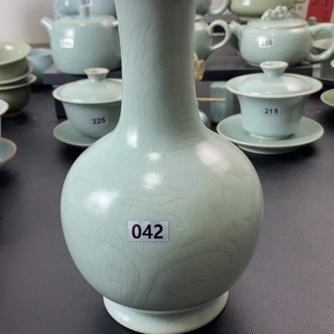 仿古刻花鹅颈瓶微瑕