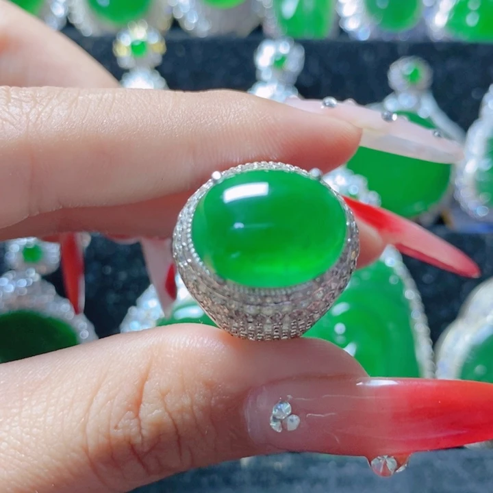 翡翠颈饰未镶嵌赵****）1825309。