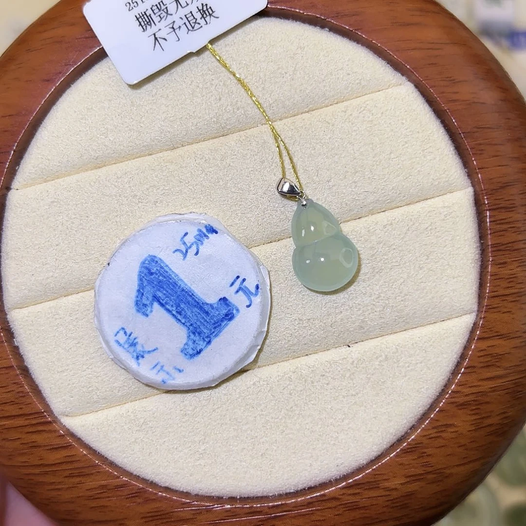 翡翠18K金镶嵌颈饰葫芦