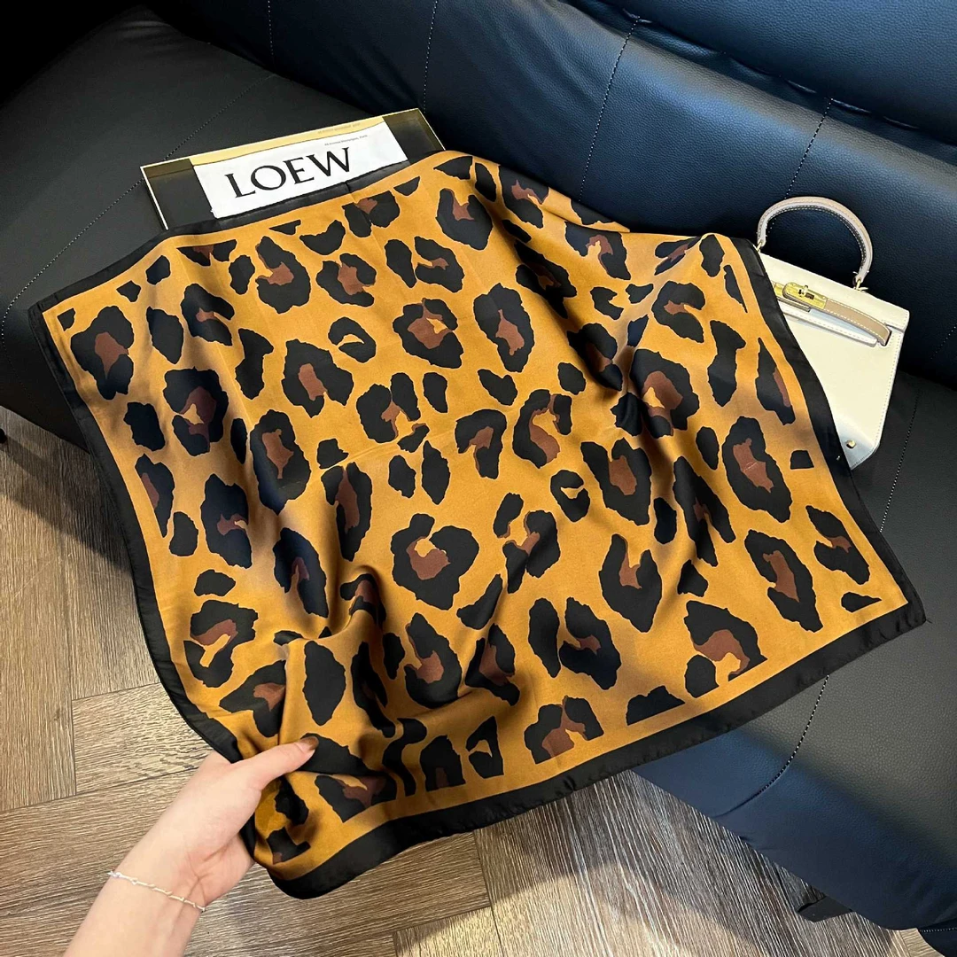 2025新款气质百搭薄款仿条纹丝巾仿真丝小方巾领巾丝巾方巾高级感