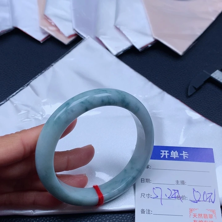 翡翠手镯未镶嵌翡翠手镯