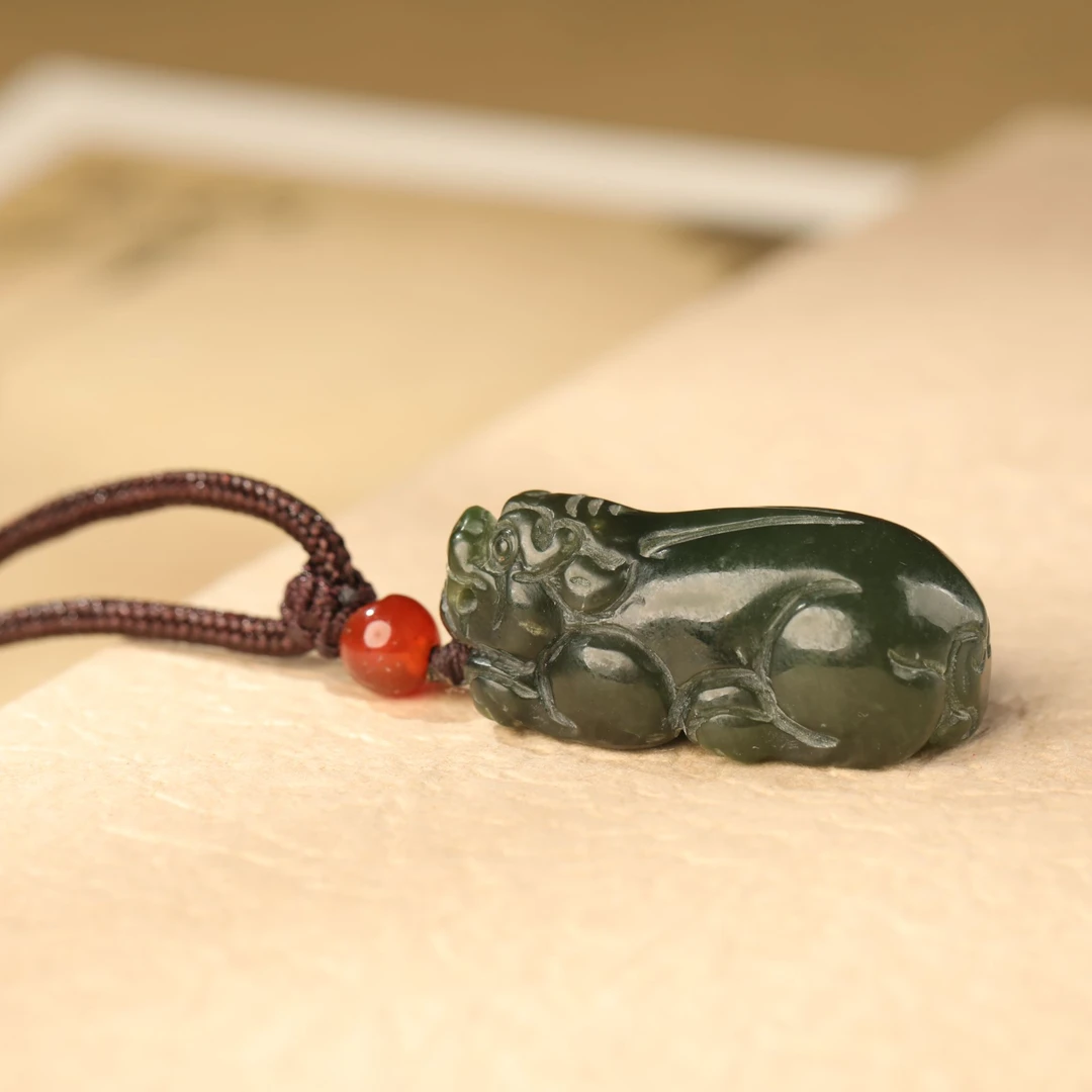 慈元阁和田碧玉精雕貔貅吊坠