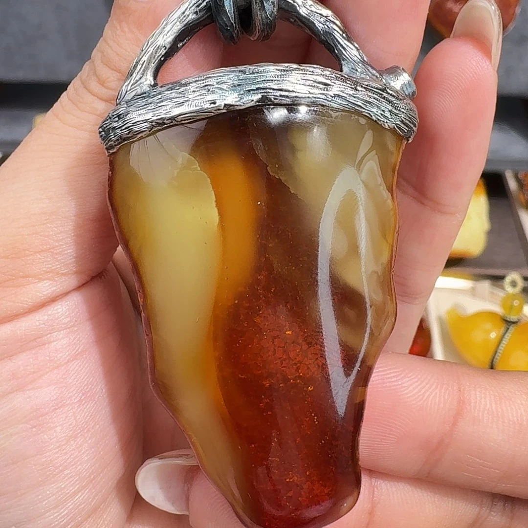 青***衿裸石琥珀未镶嵌我