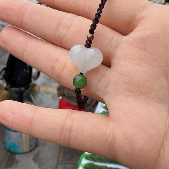 摇***摇和田玉未镶嵌颈饰