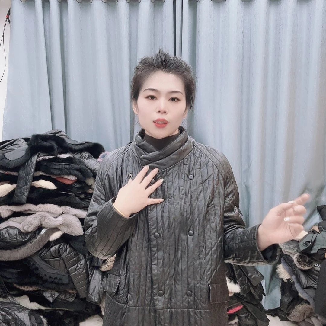 皮草搭配黑色西装和