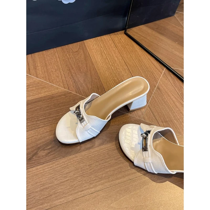 韩国鳄鱼皮纹高跟凉拖鞋女夏外穿2025新款露趾小金扣一字粗跟凉鞋