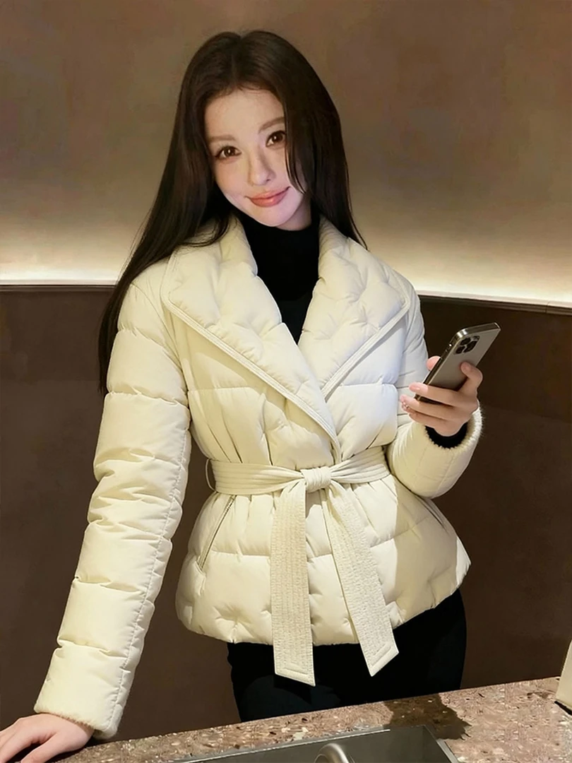 棉服女款2025新款冬轻奢高级感超好看气质收腰白色翻领夹棉厚外套
